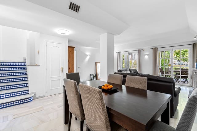 4 soveværelse Byhus til salg i Estepona med swimmingpool garage - € 560.000 (Ref: 9020784)