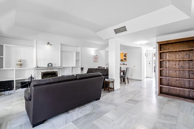 4 soveværelse Byhus til salg i Estepona med swimmingpool garage - € 560.000 (Ref: 9020784)