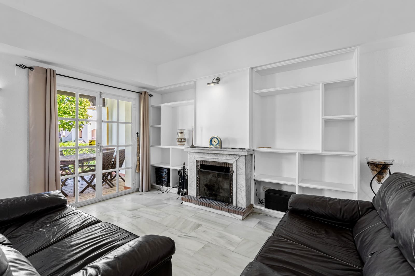 4 soveværelse Byhus til salg i Estepona med swimmingpool garage - € 560.000 (Ref: 9020784)