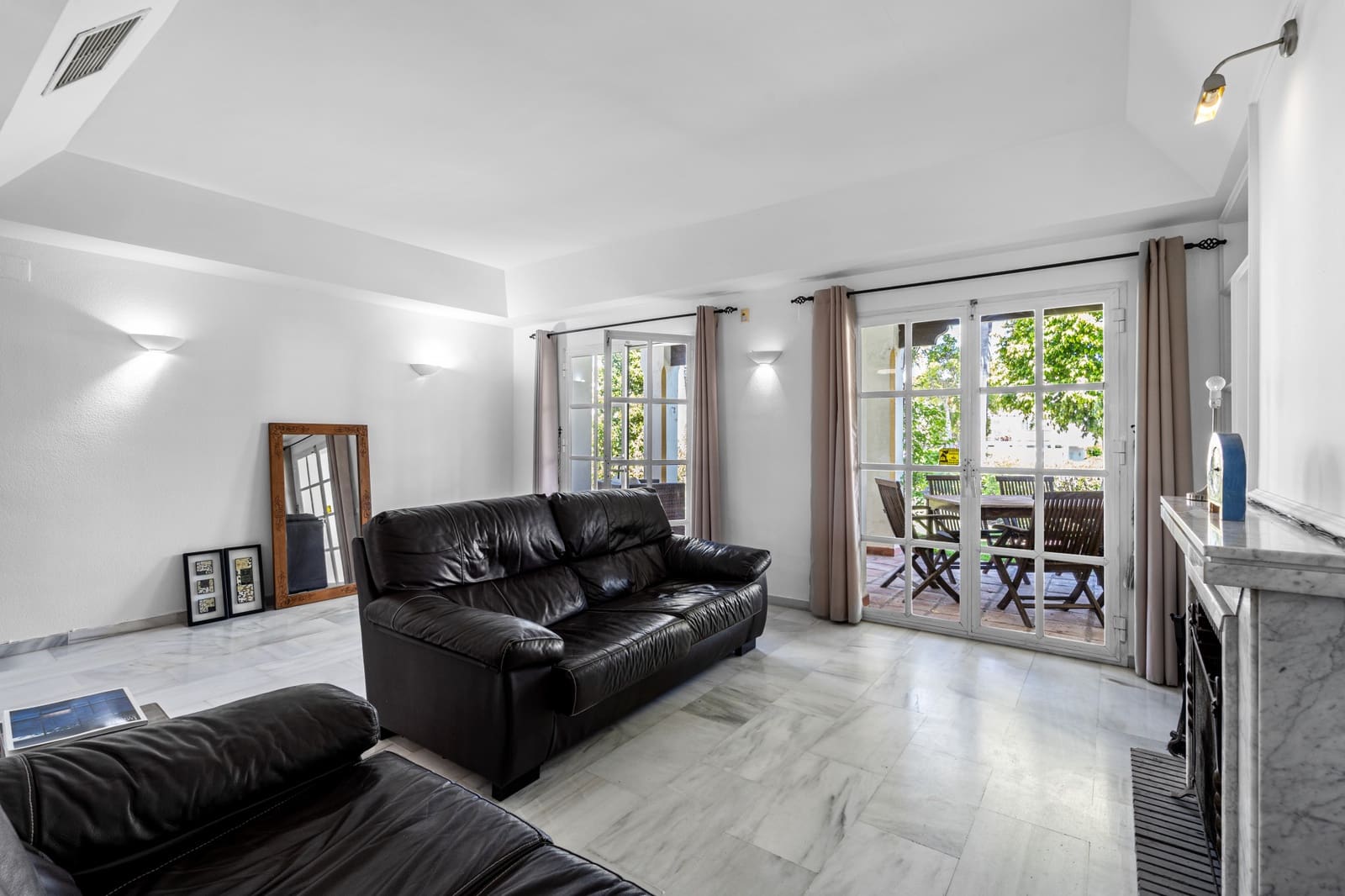 4 soveværelse Byhus til salg i Estepona med swimmingpool garage - € 560.000 (Ref: 9020784)