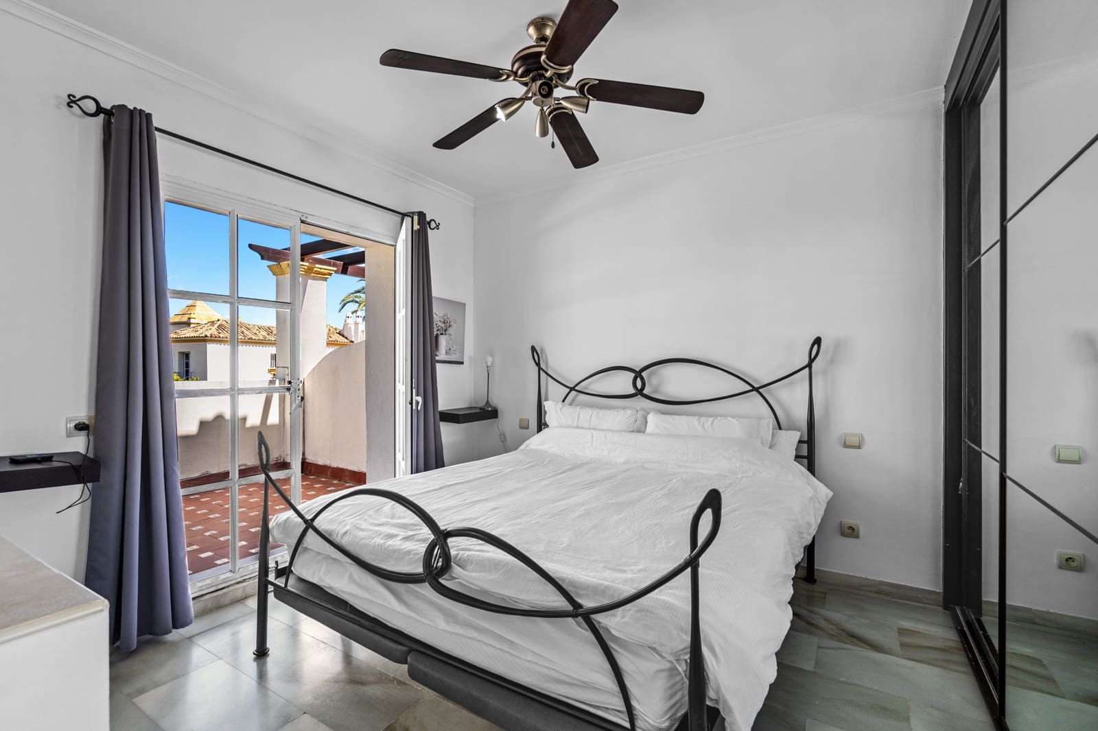 4 soveværelse Byhus til salg i Estepona med swimmingpool garage - € 560.000 (Ref: 9020784)