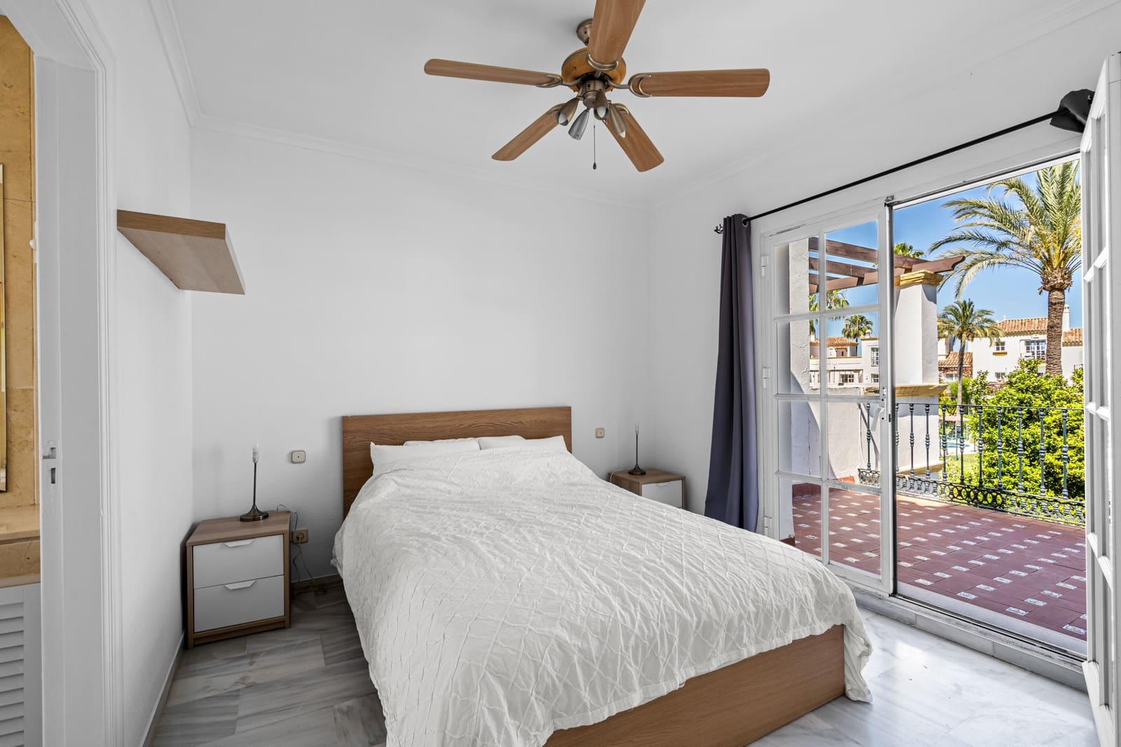 4 soveværelse Byhus til salg i Estepona med swimmingpool garage - € 560.000 (Ref: 9020784)