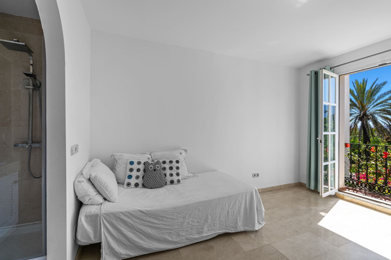 4 soveværelse Byhus til salg i Estepona med swimmingpool garage - € 560.000 (Ref: 9020784)