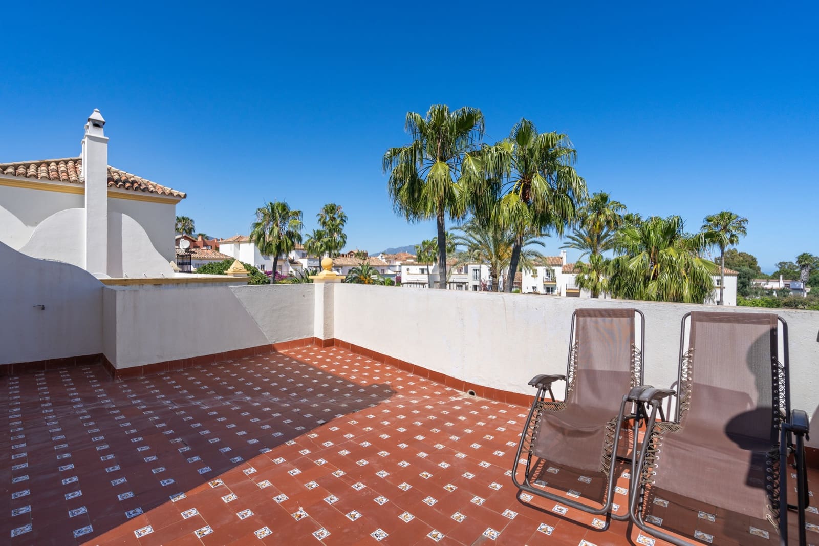4 soveværelse Byhus til salg i Estepona med swimmingpool garage - € 560.000 (Ref: 9020784)