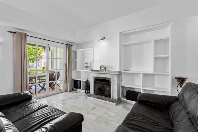 4 soveværelse Byhus til salg i Estepona med swimmingpool garage - € 560.000 (Ref: 9020784)