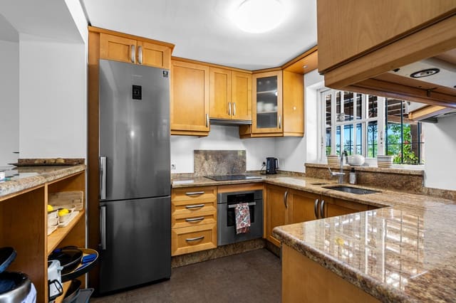 4 soveværelse Byhus til salg i Estepona med swimmingpool garage - € 560.000 (Ref: 9020784)