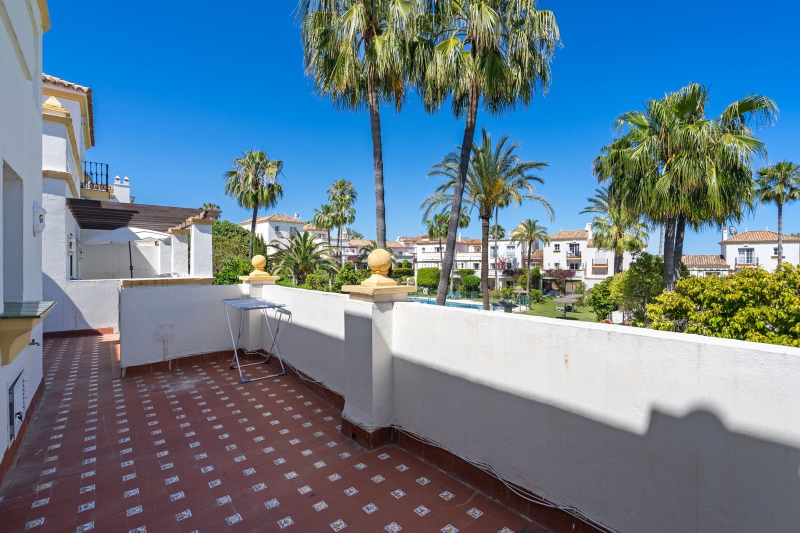 4 soveværelse Byhus til salg i Estepona med swimmingpool garage - € 560.000 (Ref: 9020784)