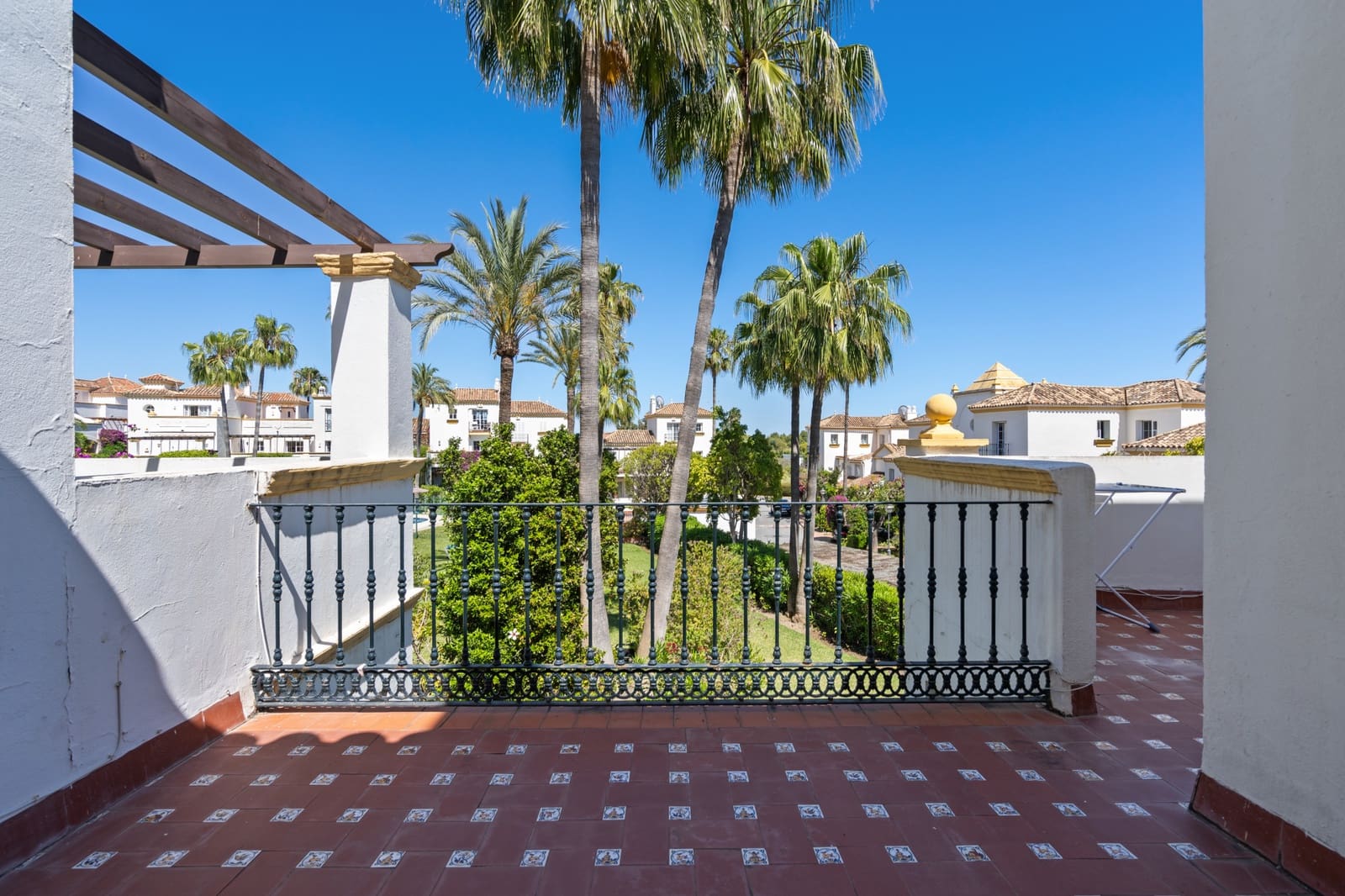 4 soveværelse Byhus til salg i Estepona med swimmingpool garage - € 560.000 (Ref: 9020784)