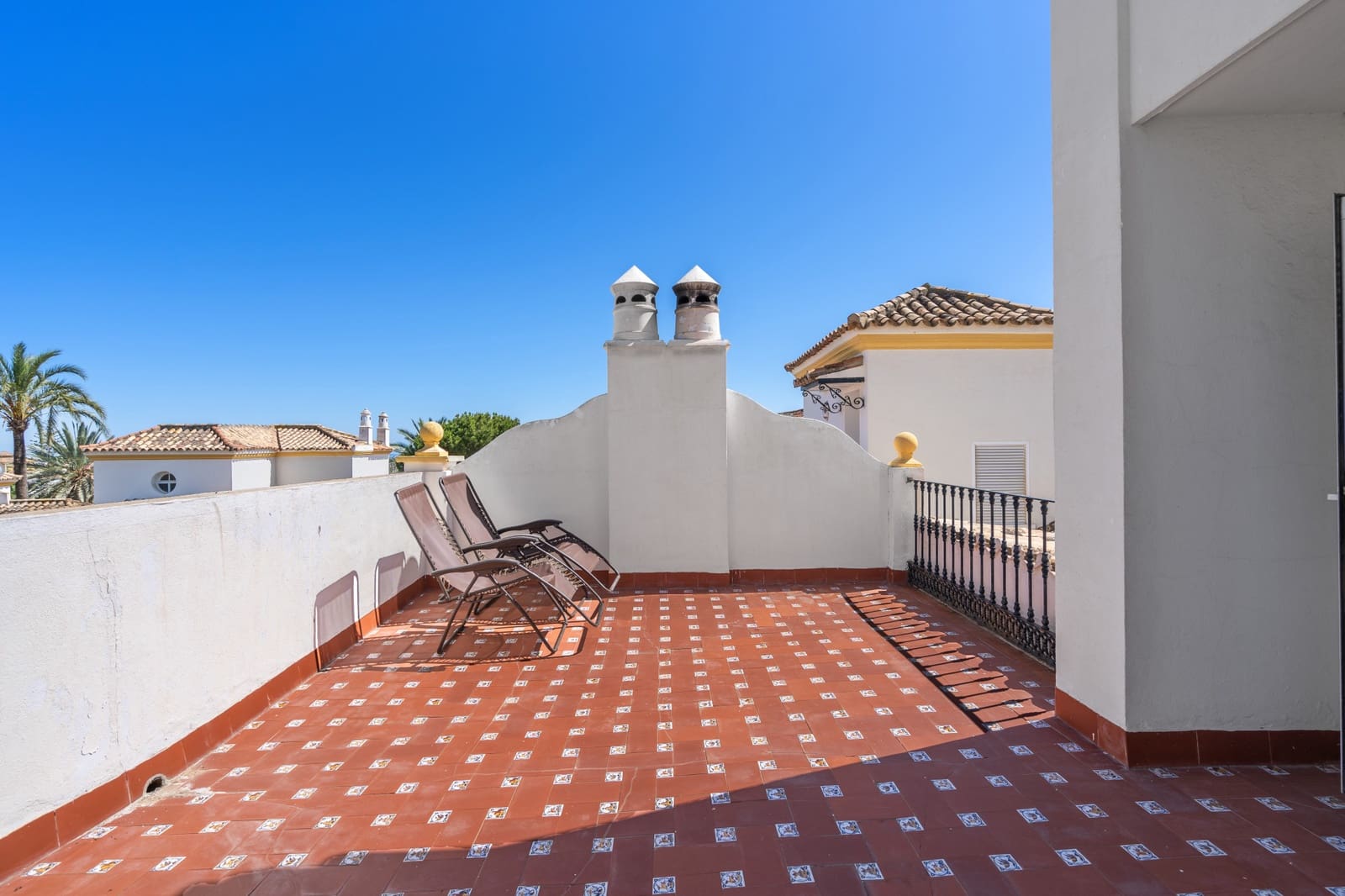 4 soveværelse Byhus til salg i Estepona med swimmingpool garage - € 560.000 (Ref: 9020784)
