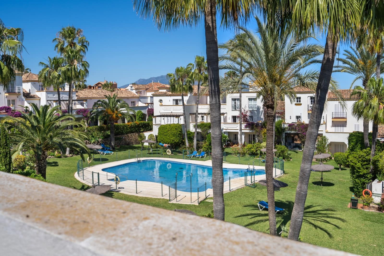 4 soveværelse Byhus til salg i Estepona med swimmingpool garage - € 560.000 (Ref: 9020784)
