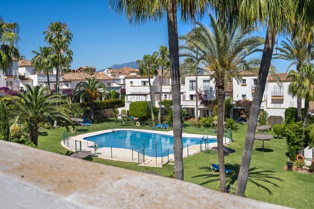 4 soveværelse Byhus til salg i Estepona med swimmingpool garage - € 560.000 (Ref: 9020784)