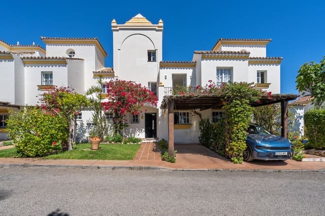 4 soveværelse Byhus til salg i Estepona med swimmingpool garage - € 560.000 (Ref: 9020784)