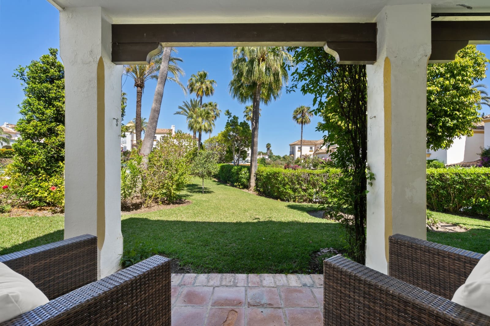 4 soveværelse Byhus til salg i Estepona med swimmingpool garage - € 560.000 (Ref: 9020784)