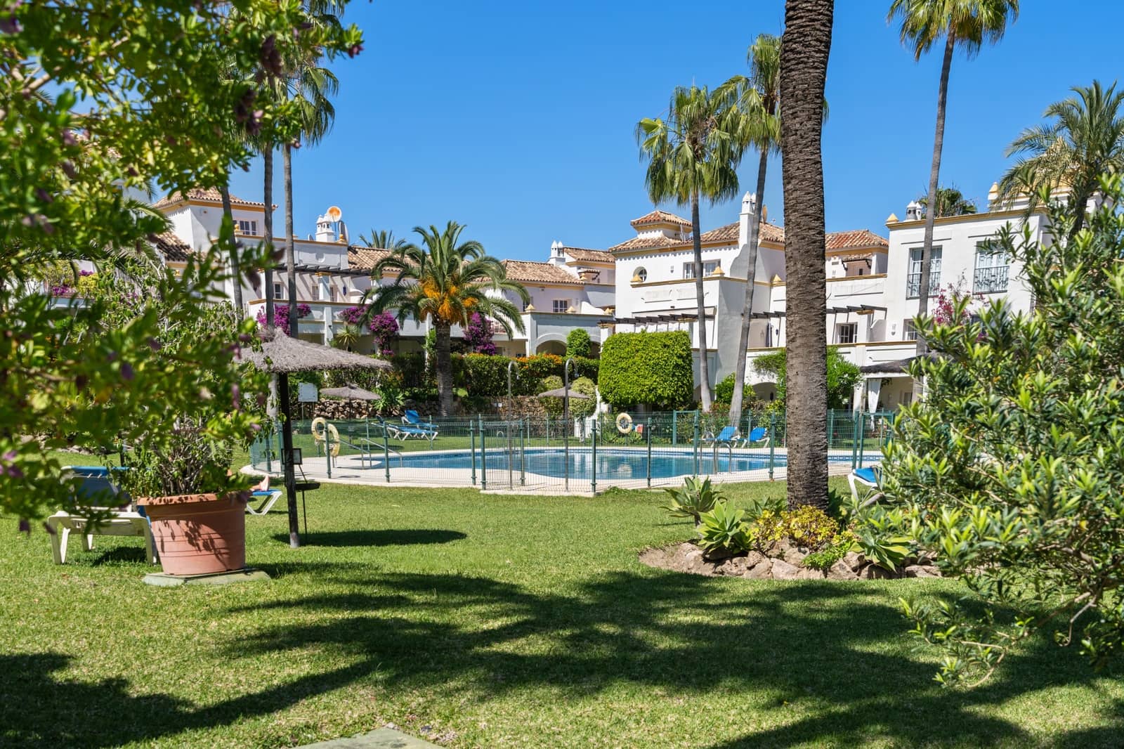 4 soveværelse Byhus til salg i Estepona med swimmingpool garage - € 560.000 (Ref: 9020784)