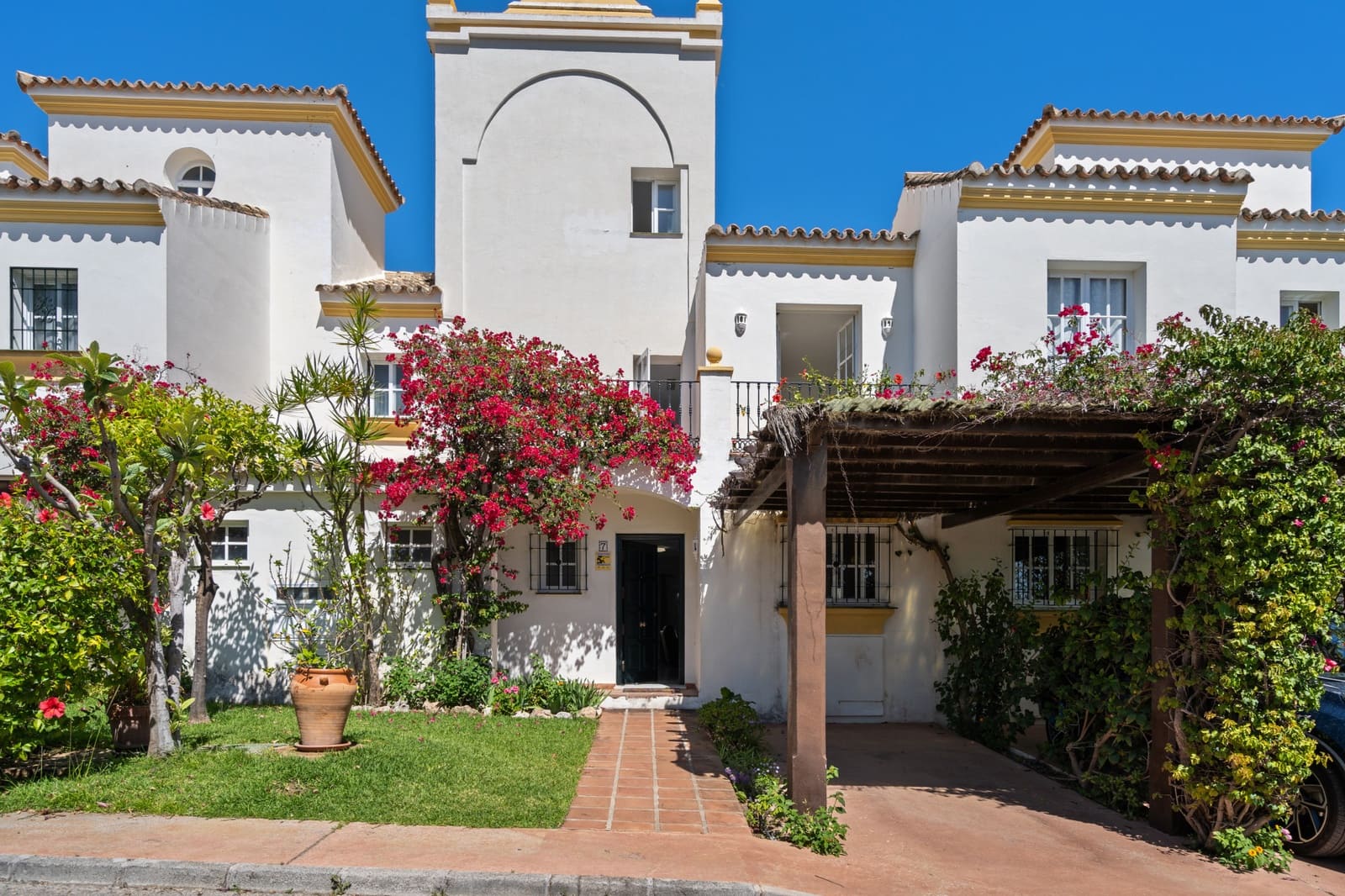 4 soveværelse Byhus til salg i Estepona med swimmingpool garage - € 560.000 (Ref: 9020784)