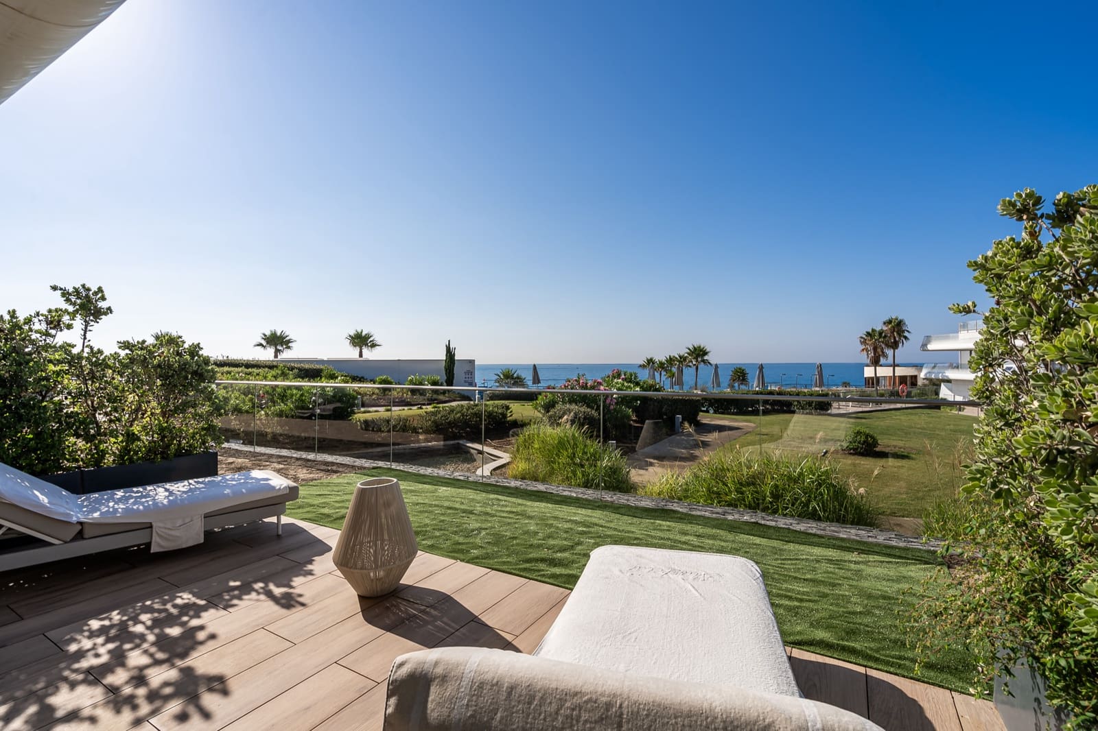 2 sypialnia Apartament na sprzedaż w Estepona z basenem garażem - 1 095 000 € (Ref: 9048639)