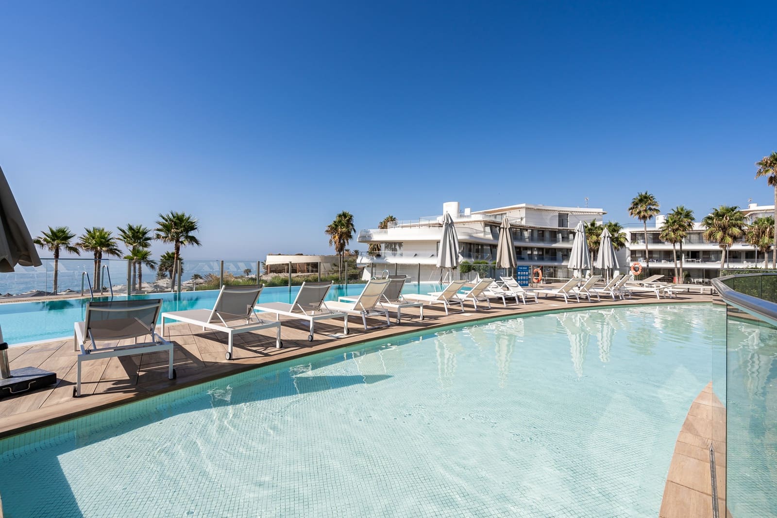 2 sypialnia Apartament na sprzedaż w Estepona z basenem garażem - 1 095 000 € (Ref: 9048639)