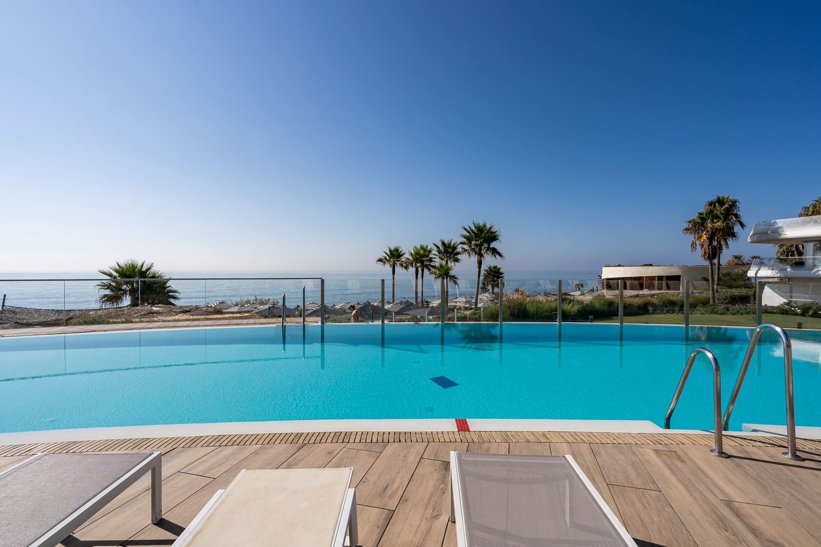 2 sypialnia Apartament na sprzedaż w Estepona z basenem garażem - 1 095 000 € (Ref: 9048639)