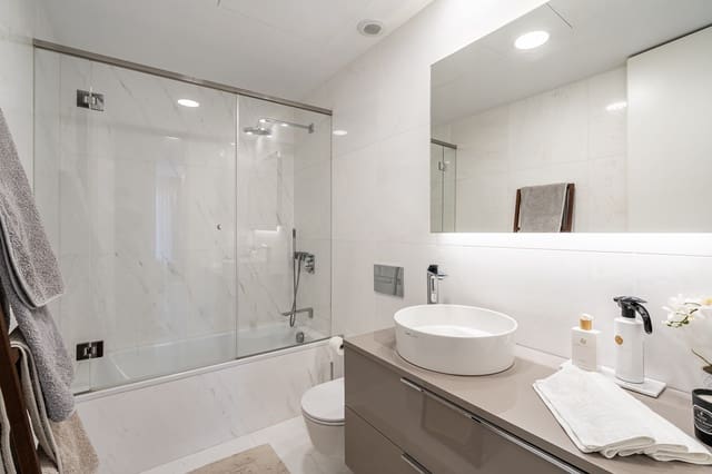 2 sypialnia Apartament na sprzedaż w Guadalobón, Estepona z basenem garażem - 1 095 000 € (Ref: 9048639)