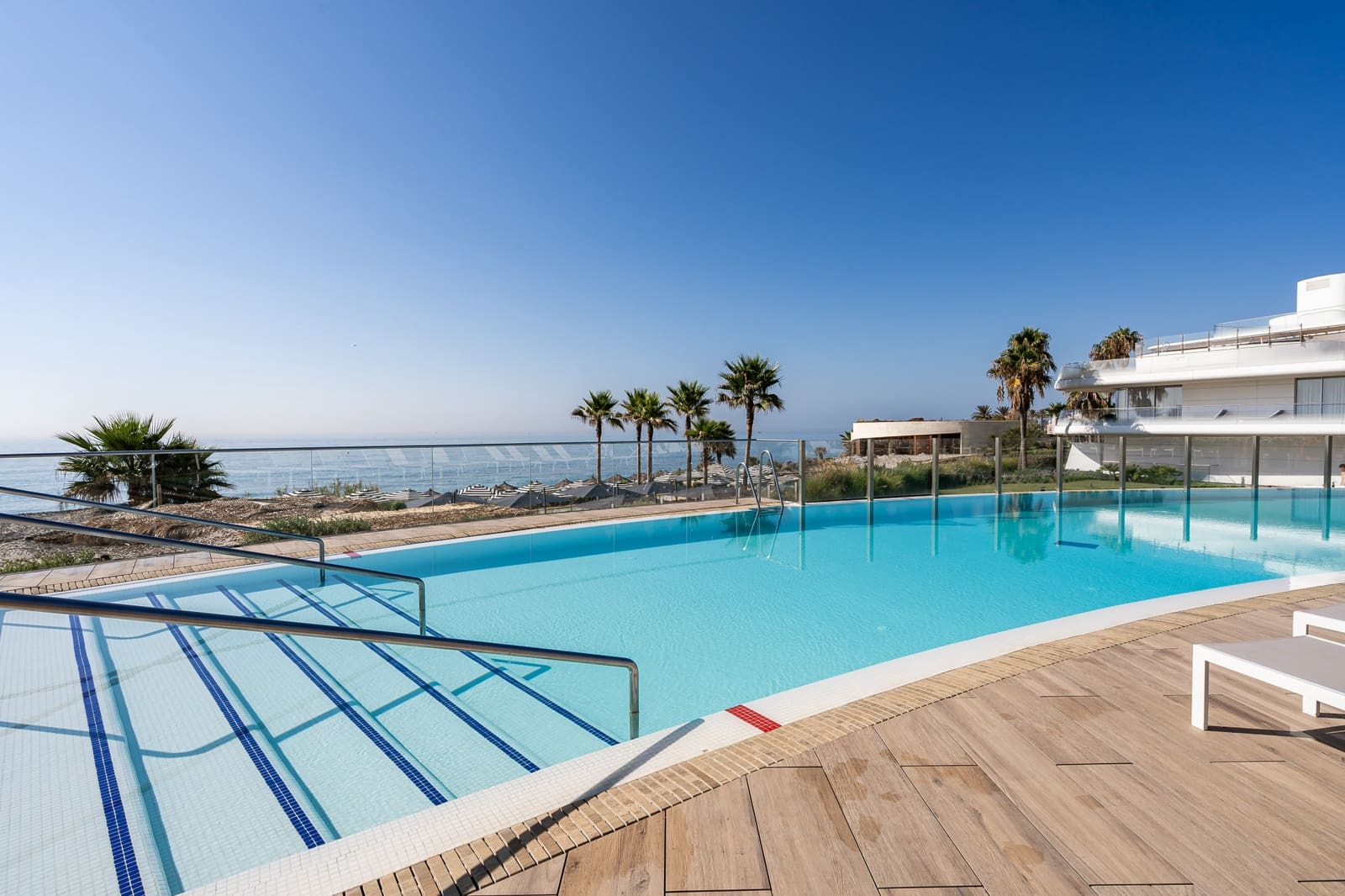 2 sypialnia Apartament na sprzedaż w Estepona z basenem garażem - 1 095 000 € (Ref: 9048639)