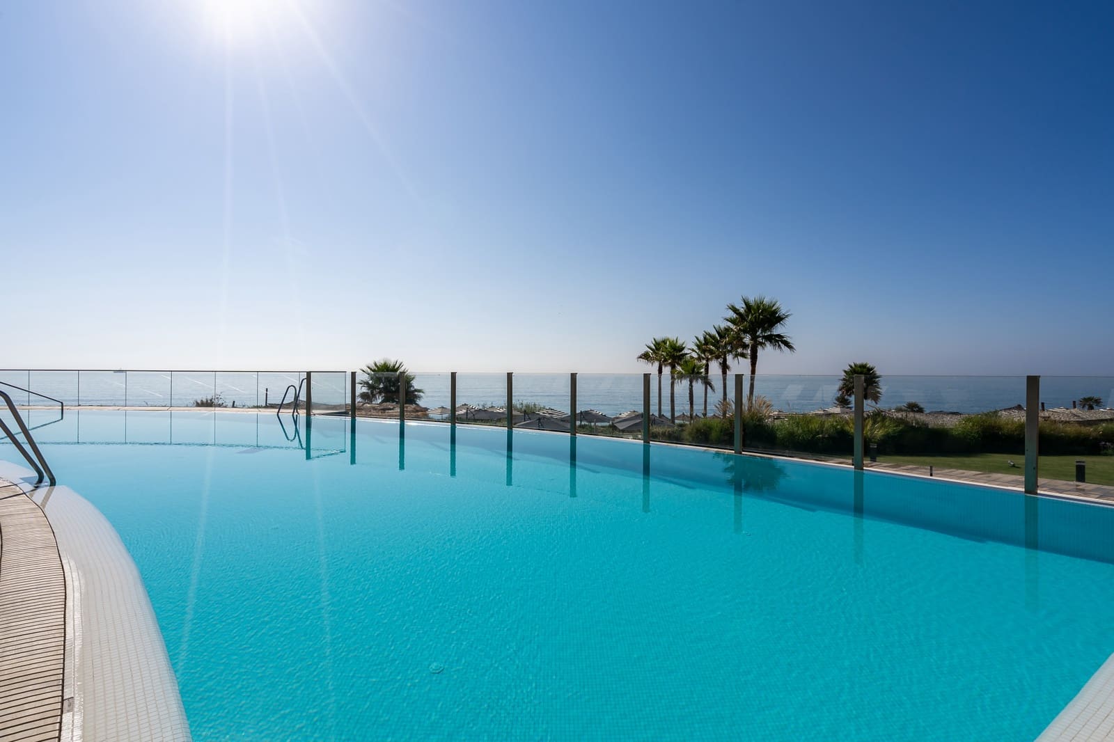 2 sypialnia Apartament na sprzedaż w Estepona z basenem garażem - 1 095 000 € (Ref: 9048639)