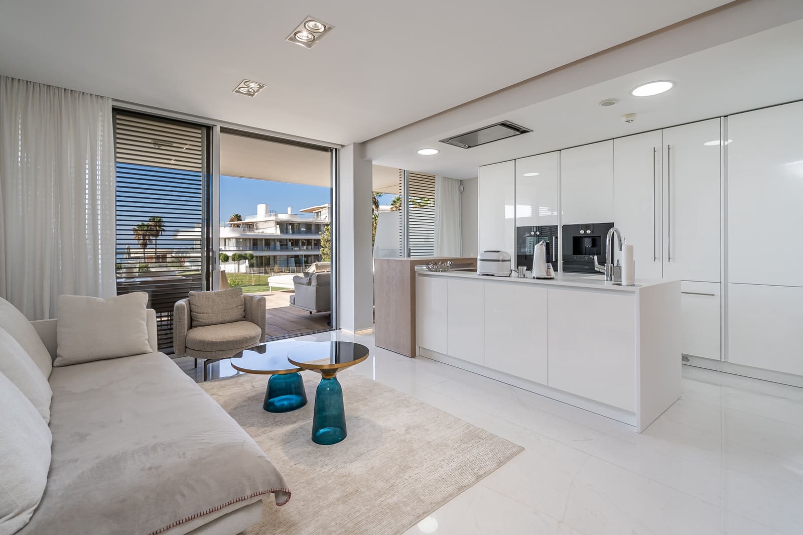 2 soverom Leilighet til salgs i Estepona med svømmebasseng garasje - € 1 095 000 (Ref: 9048639)