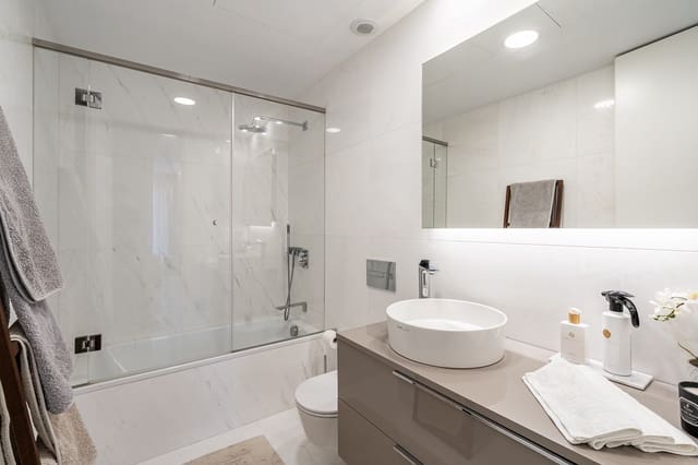Apartamento de 2 habitaciones en Guadalobón, Estepona en venta con piscina garaje - 1.095.000 € (Ref: 9048639)