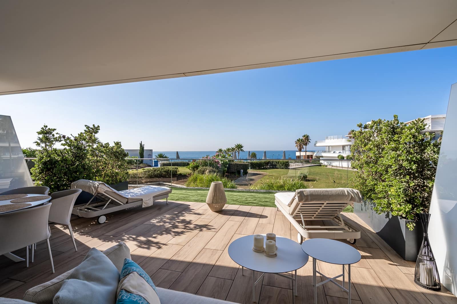 2 soverom Leilighet til salgs i Estepona med svømmebasseng garasje - € 1 095 000 (Ref: 9048639)