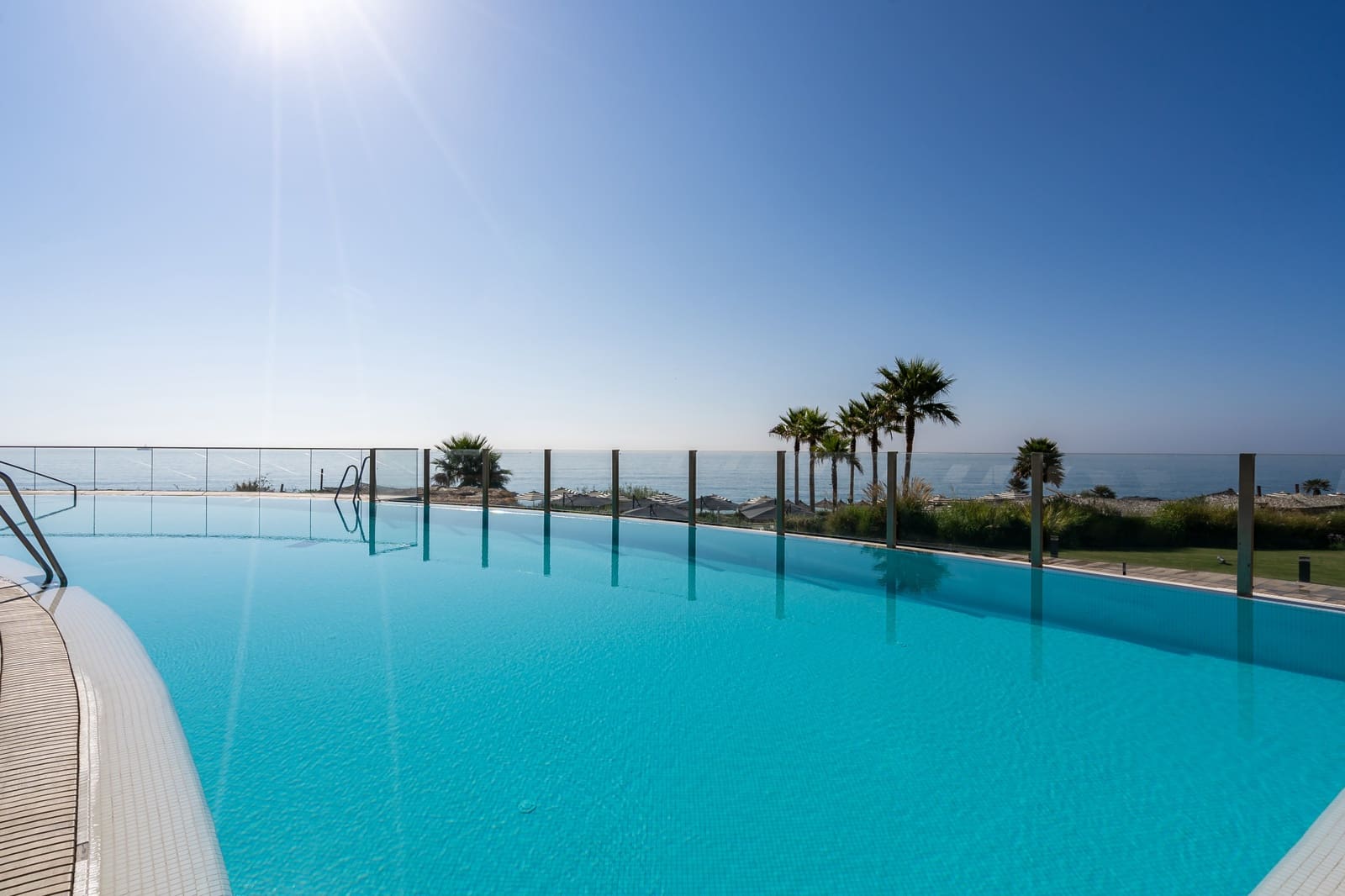 2 soverom Leilighet til salgs i Estepona med svømmebasseng garasje - € 1 095 000 (Ref: 9048639)