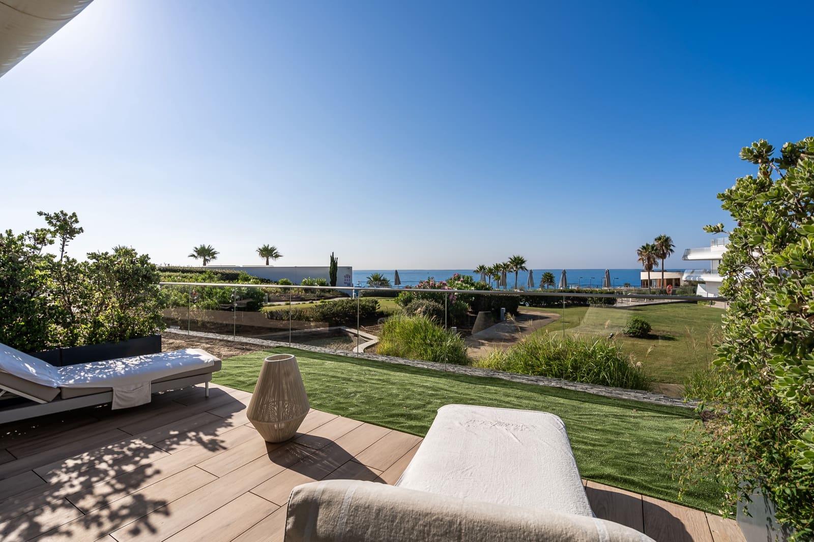 2 soverom Leilighet til salgs i Estepona med svømmebasseng garasje - € 1 095 000 (Ref: 9048639)