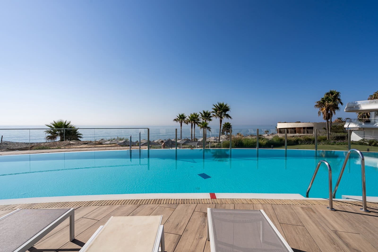 2 soverom Leilighet til salgs i Estepona med svømmebasseng garasje - € 1 095 000 (Ref: 9048639)