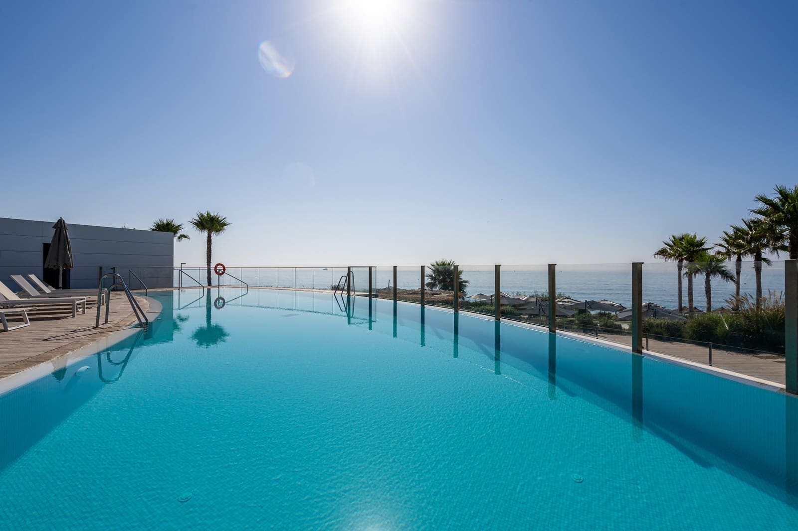 2 soverom Leilighet til salgs i Estepona med svømmebasseng garasje - € 1 095 000 (Ref: 9048639)