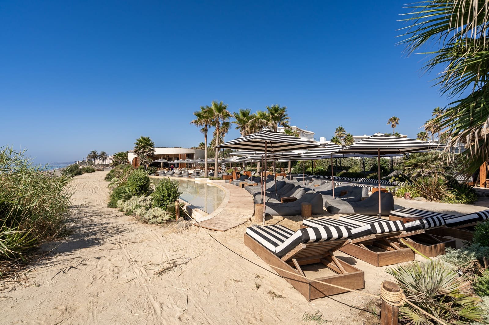 2 soverom Leilighet til salgs i Estepona med svømmebasseng garasje - € 1 095 000 (Ref: 9048639)