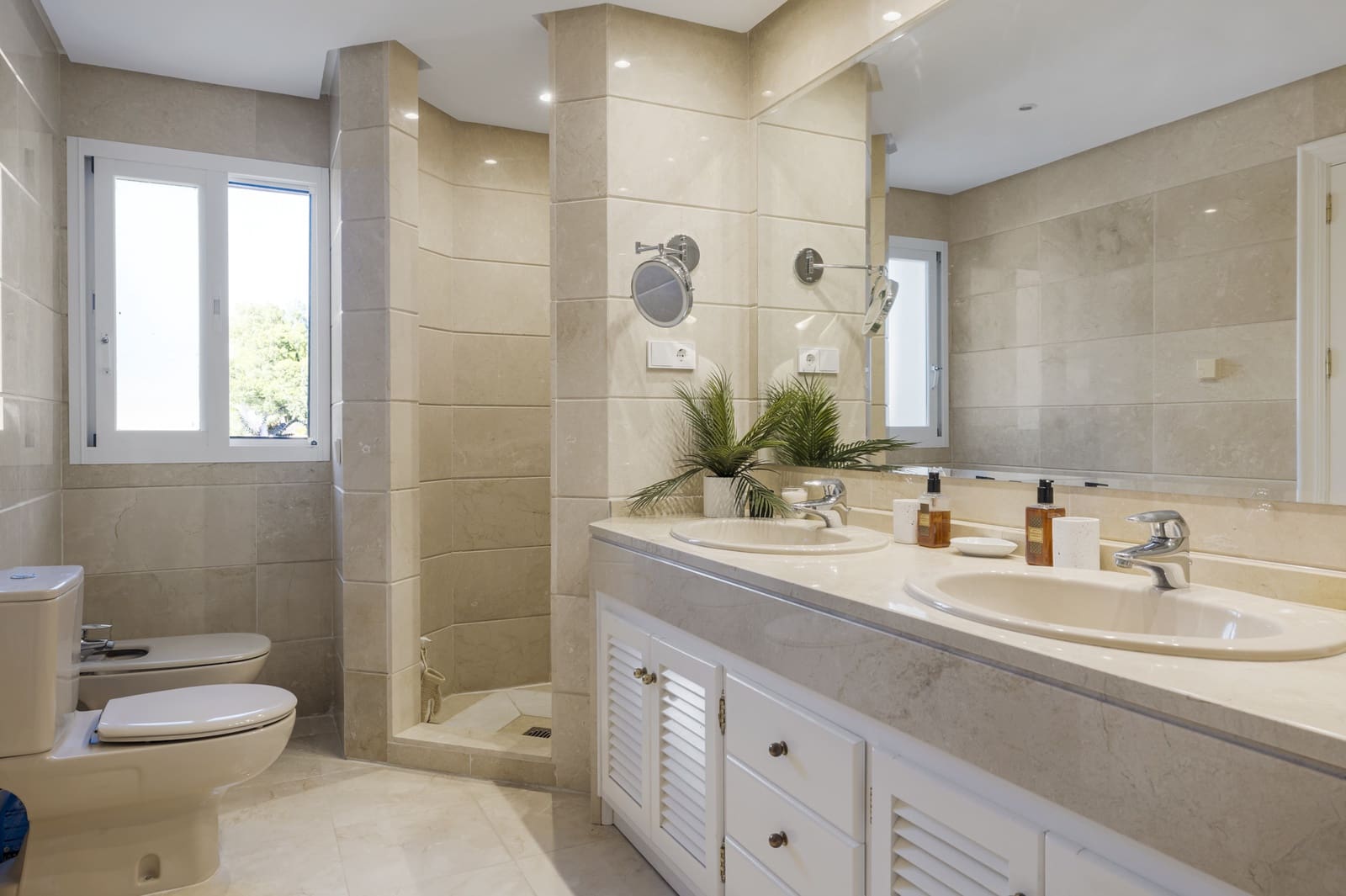 4 bedroom Penthouse for sale in Estepona with pool garage - € 1,350,000 (Ref: 9059270)