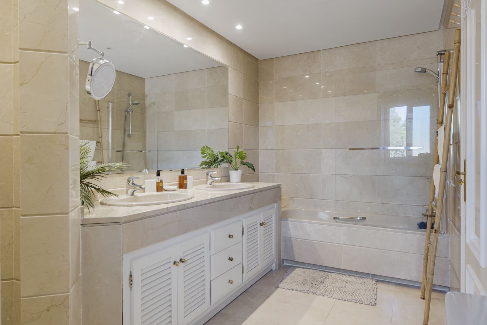 4 bedroom Penthouse for sale in Estepona with pool garage - € 1,350,000 (Ref: 9059270)