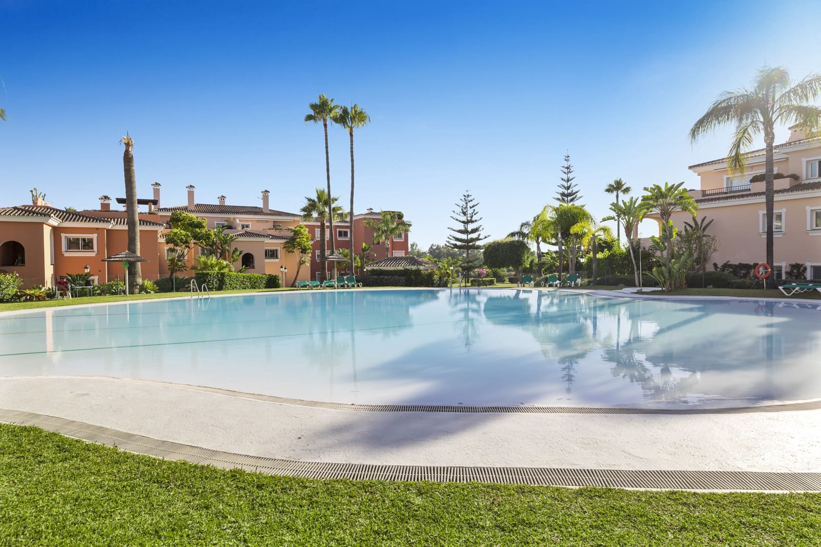 4 bedroom Penthouse for sale in Estepona with pool garage - € 1,350,000 (Ref: 9059270)