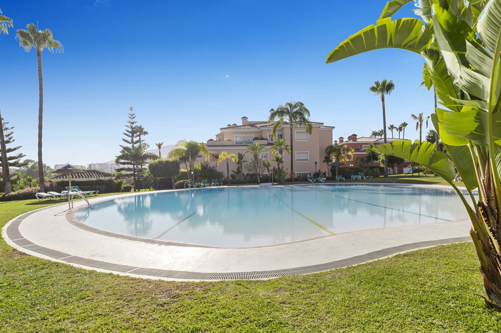 4 bedroom Penthouse for sale in Estepona with pool garage - € 1,350,000 (Ref: 9059270)