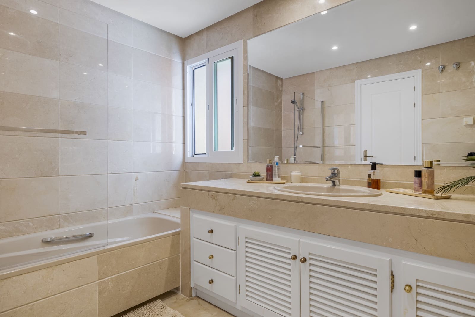 4 bedroom Penthouse for sale in Estepona with pool garage - € 1,150,000 (Ref: 9059270)