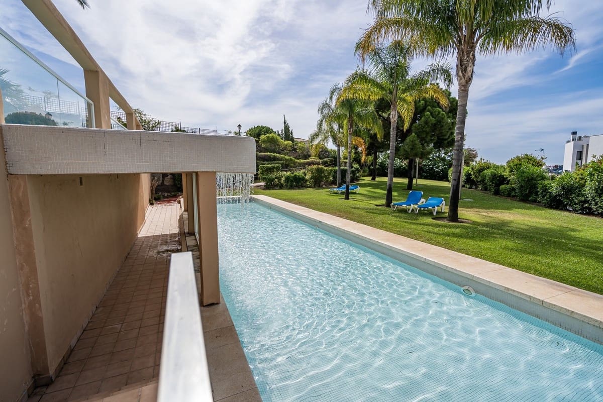 2 makuuhuone Huoneisto myytävänä paikassa Estepona mukana uima-altaan 
autotalli - 349 000 € (Ref: 9173358)