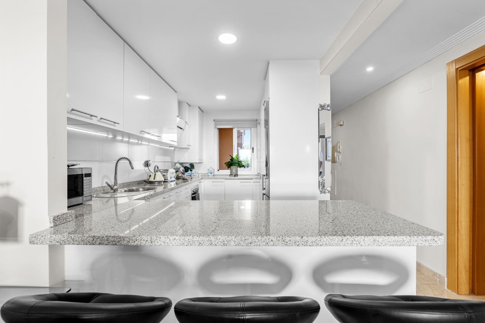 2 makuuhuone Huoneisto myytävänä paikassa Estepona mukana uima-altaan 
autotalli - 349 000 € (Ref: 9173358)