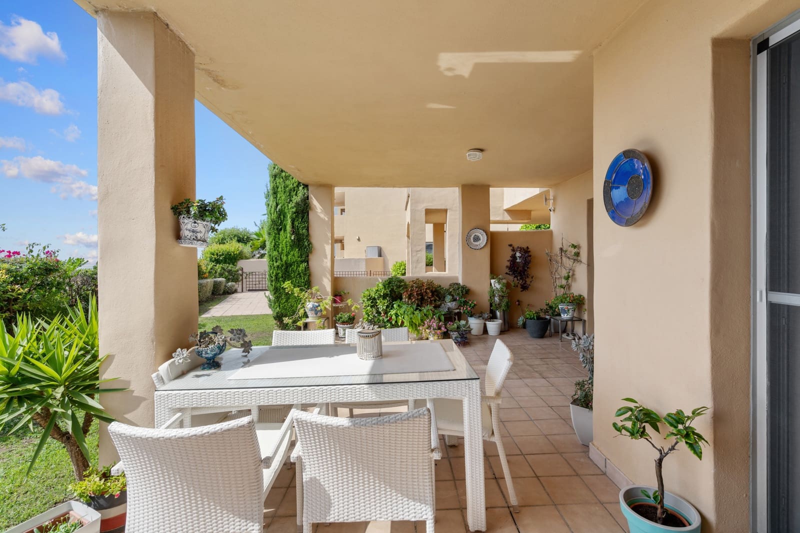 2 makuuhuone Huoneisto myytävänä paikassa Estepona mukana uima-altaan 
autotalli - 349 000 € (Ref: 9173358)