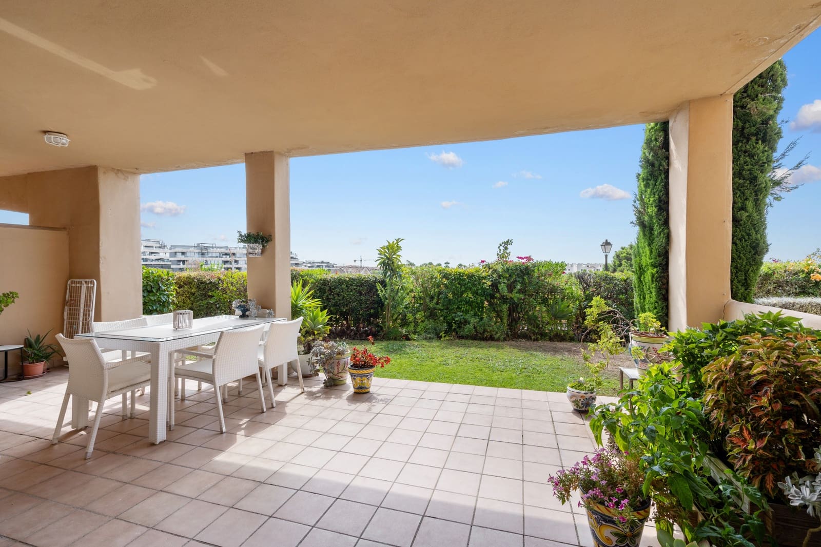 2 makuuhuone Huoneisto myytävänä paikassa Estepona mukana uima-altaan 
autotalli - 349 000 € (Ref: 9173358)