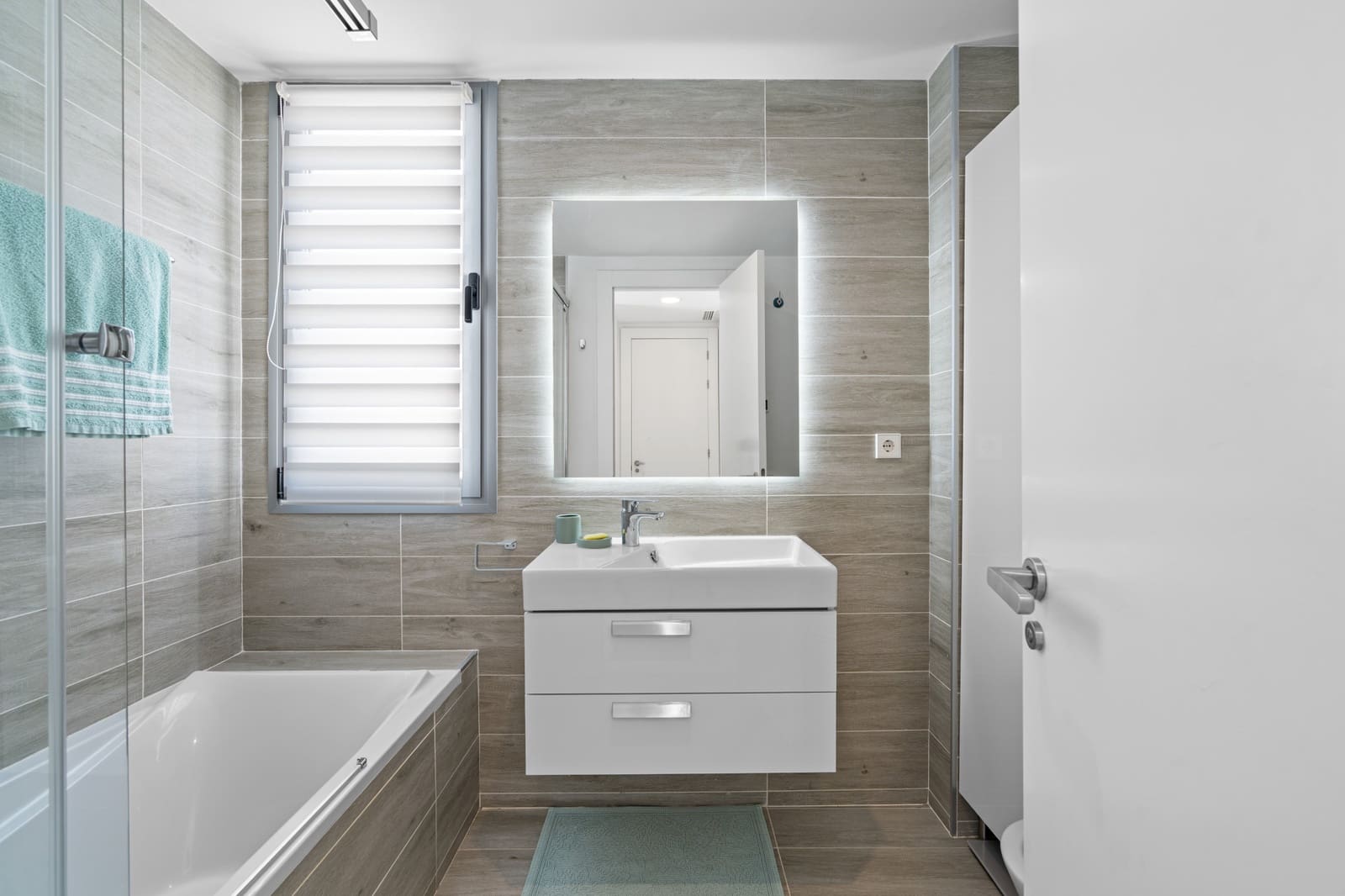 4 bedroom Penthouse for sale in Estepona with pool garage - € 1,195,000 (Ref: 9232524)