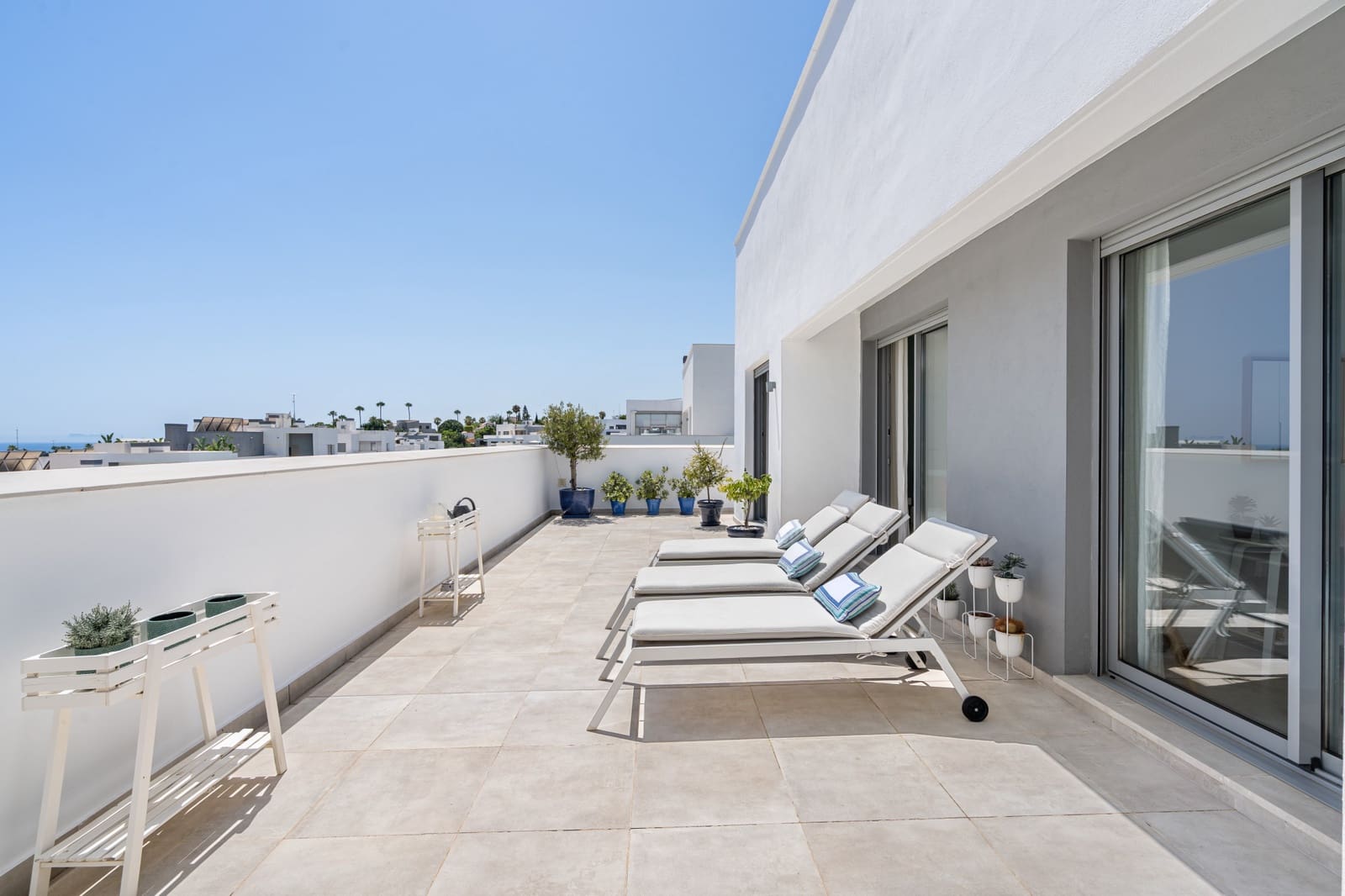 4 bedroom Penthouse for sale in Estepona with pool garage - € 1,195,000 (Ref: 9232524)