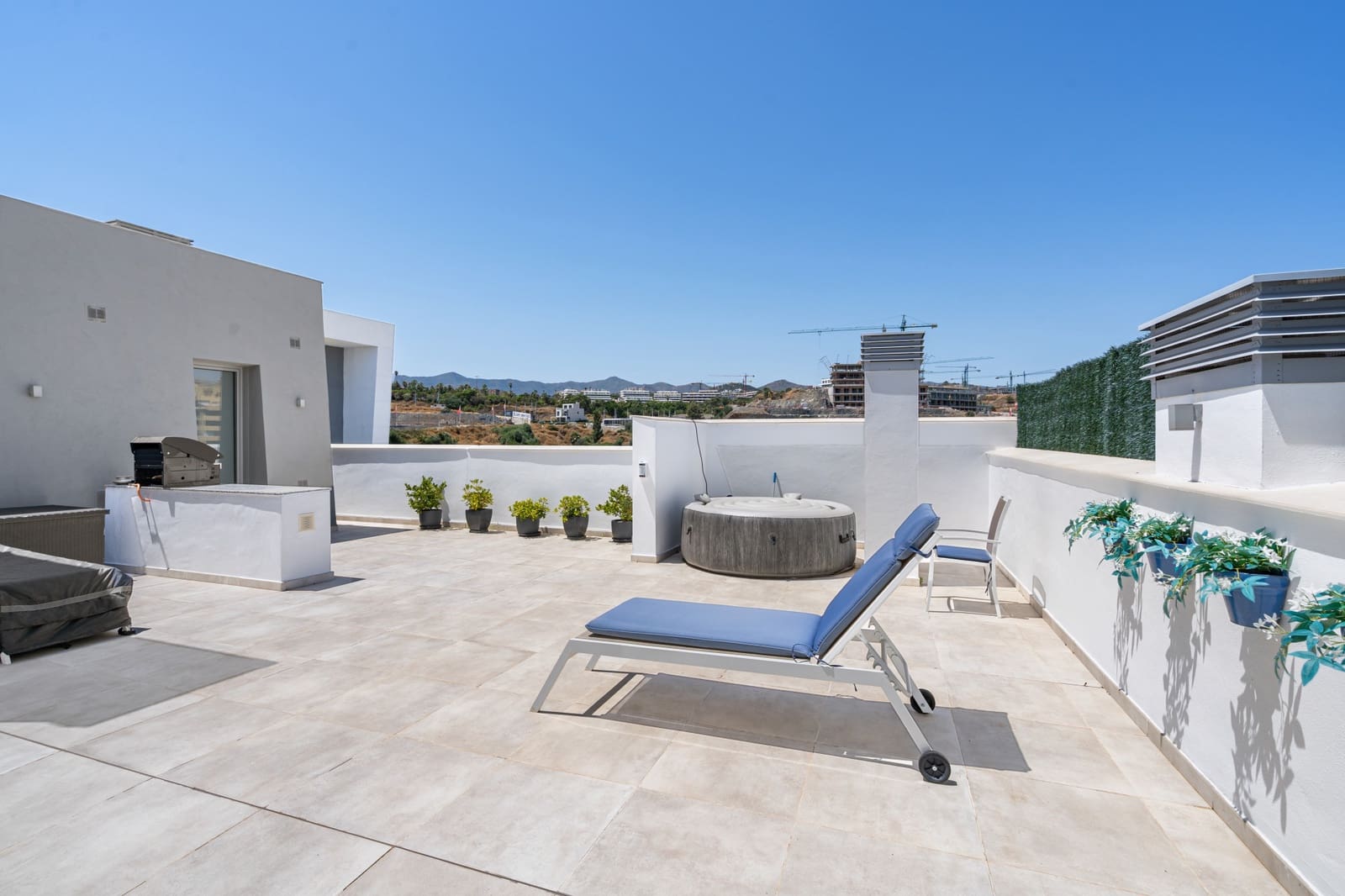 4 bedroom Penthouse for sale in Estepona with pool garage - € 1,195,000 (Ref: 9232524)
