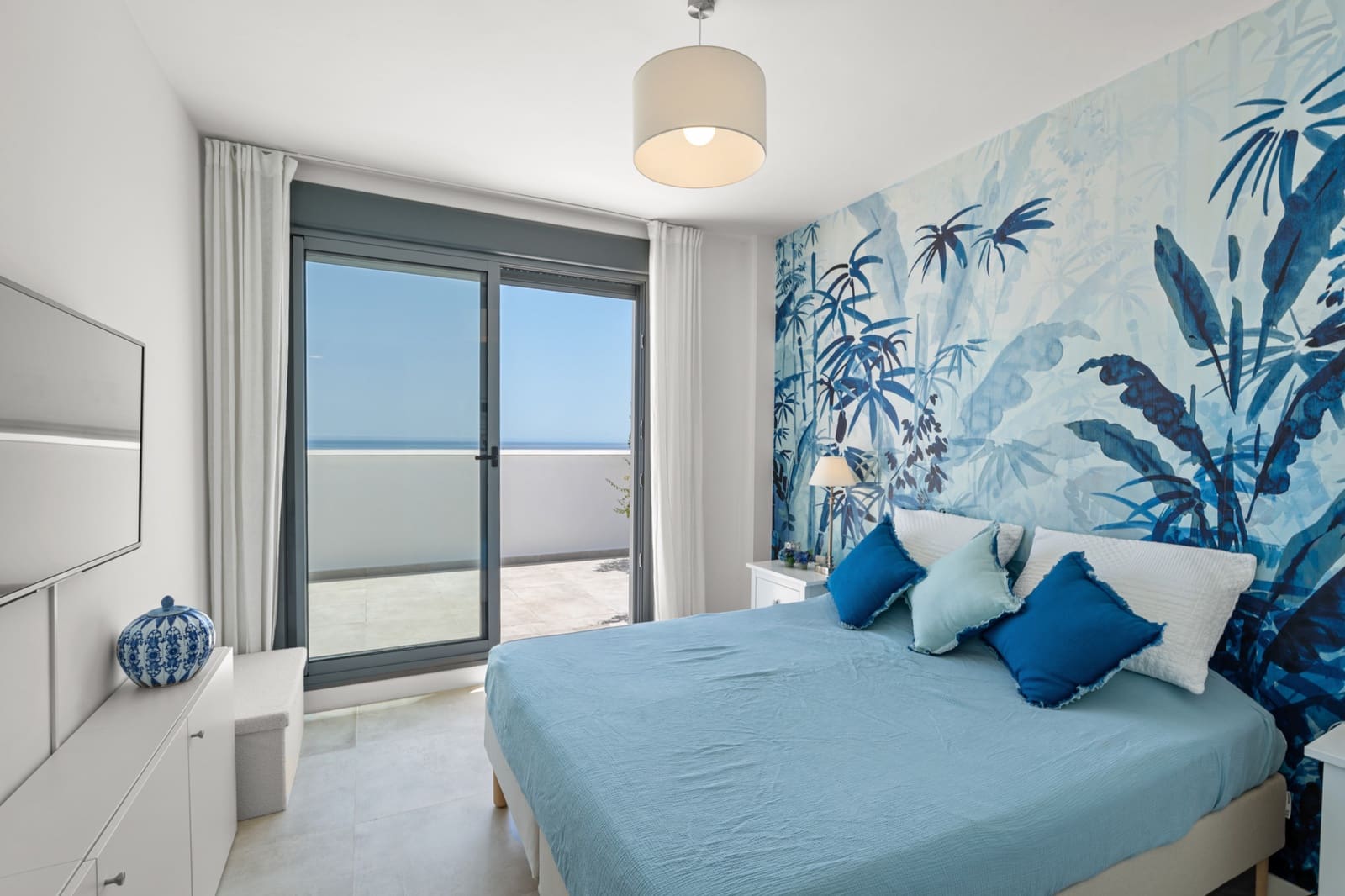 4 bedroom Penthouse for sale in Estepona with pool garage - € 1,195,000 (Ref: 9232524)