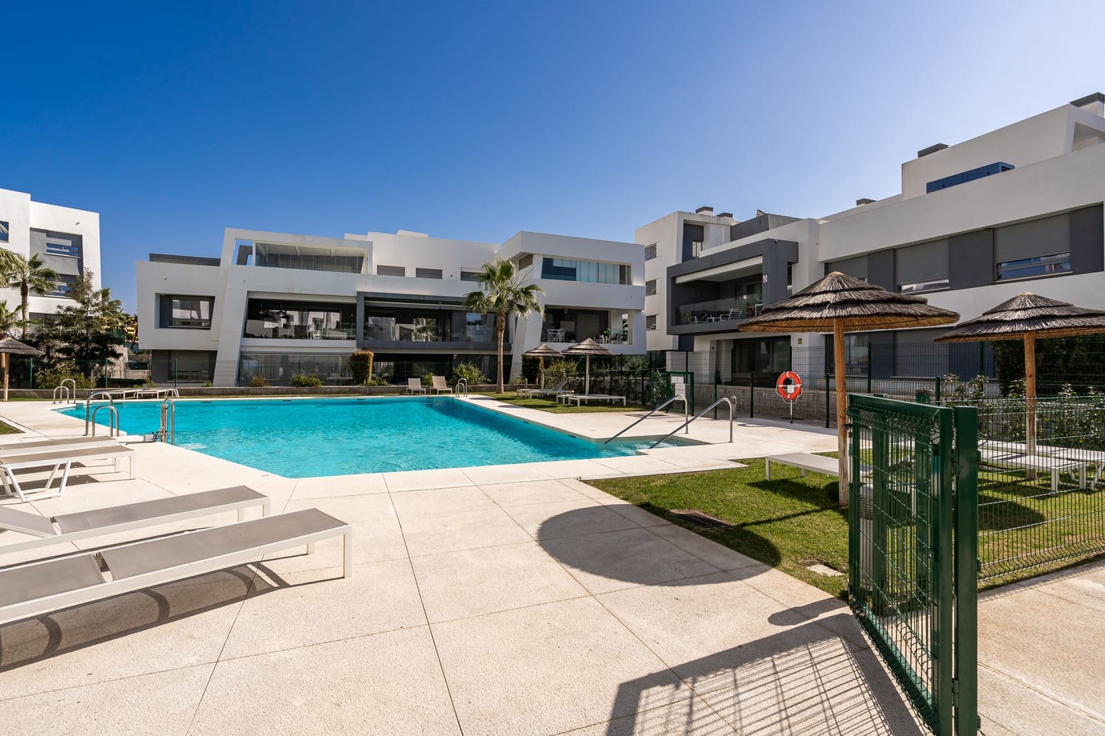 4 bedroom Penthouse for sale in Estepona with pool garage - € 1,195,000 (Ref: 9232524)