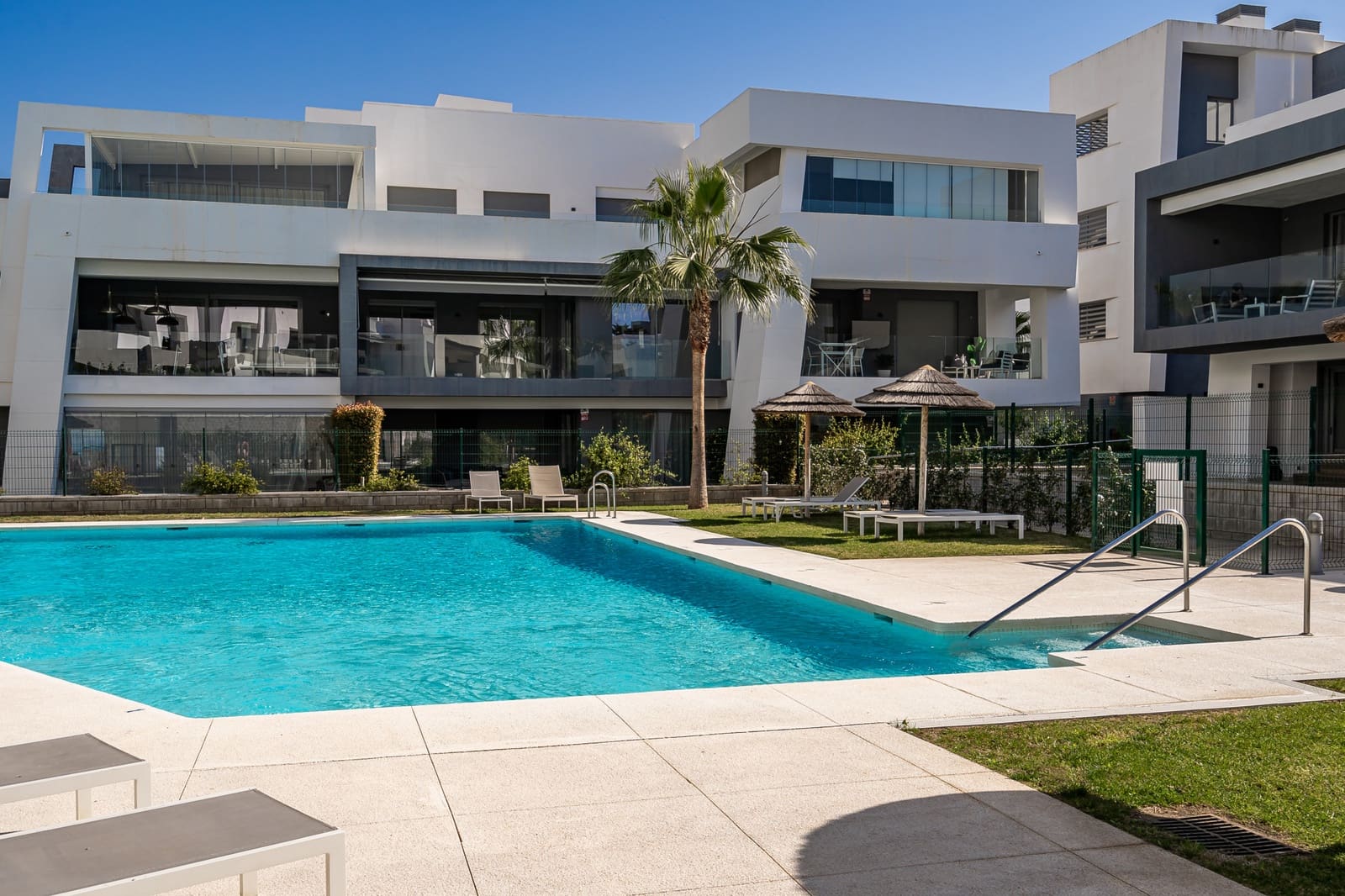 4 bedroom Penthouse for sale in Estepona with pool garage - € 1,195,000 (Ref: 9232524)