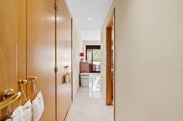 Apartamento de 3 habitaciones en Estepona en venta con piscina garaje - 585.000 € (Ref: 9236388)