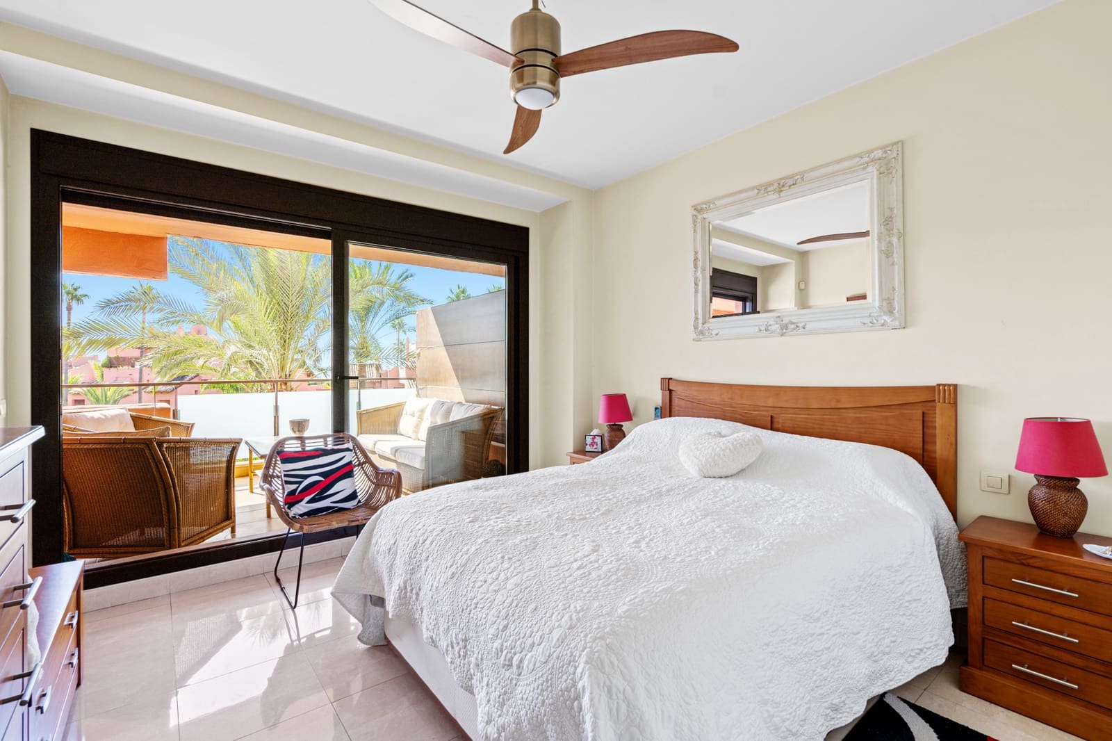 Apartamento de 3 habitaciones en Estepona en venta con piscina garaje - 585.000 € (Ref: 9236388)